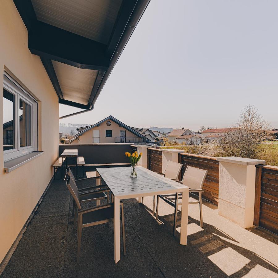Grosse Ferienwohnung Mit Balkon Und Perfekter Lage Eggenthal Bagian luar foto